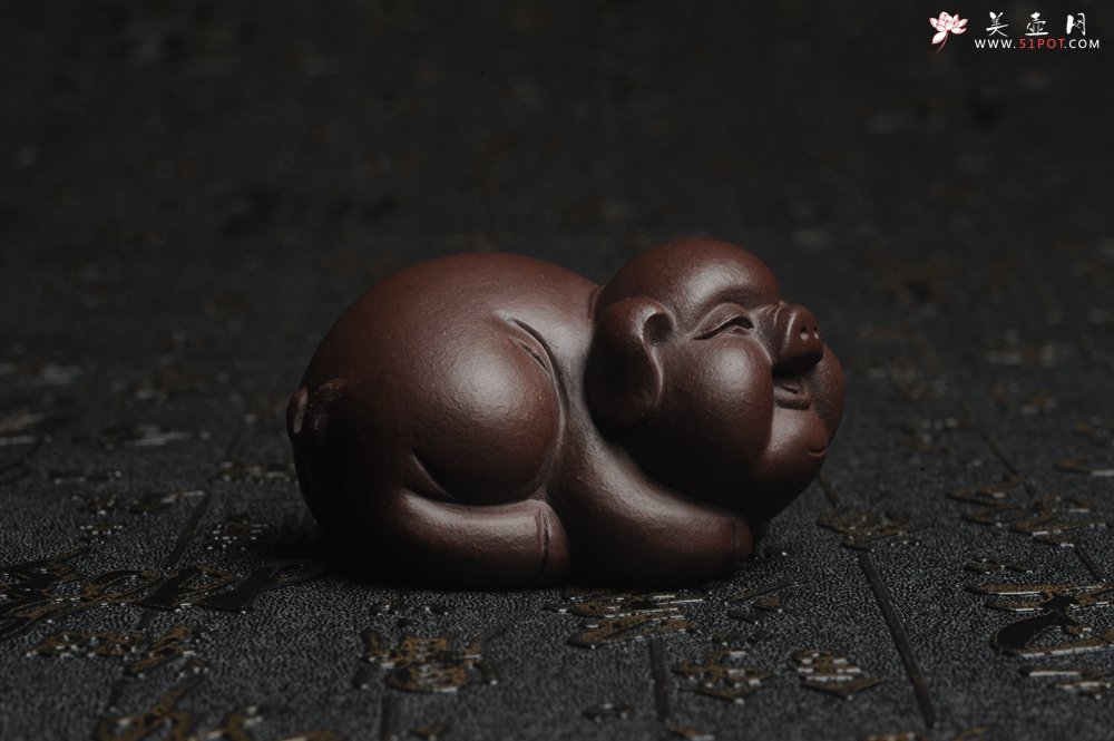 紫砂壶图片：美宠特惠 精工好料福气猪茶宠摆件 灰常可爱 长6.3cm高3.5cm - 美壶网