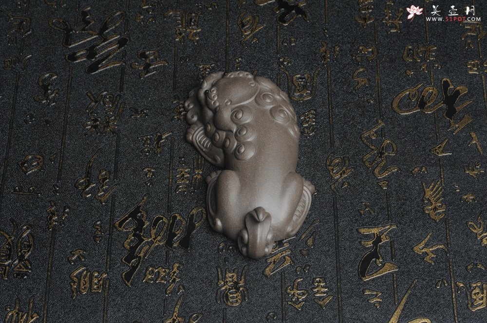 紫砂壶图片：美宠特惠 超精工老青灰泥镇纸狮子茶宠摆件 茶盘尤物长11.5cm高2.5cm - 美壶网