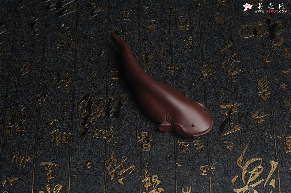 紫砂壶图片：美宠特惠 年年有余鱼 神态细腻 做工灰常精致 手工茶宠摆件长：12.5cm左右，最宽度为：3.7cm - 美壶网