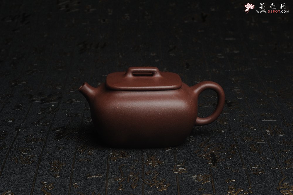 紫砂壶图片：美壶年底特惠 精工好料底曹青小四方 茶人醉爱 高档锦盒包装 - 美壶网