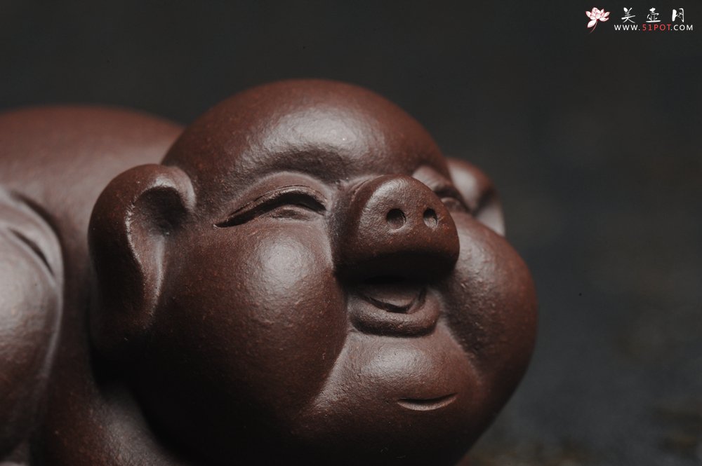 紫砂壶图片：美宠特惠 精工好料福气猪茶宠摆件 灰常可爱 长6.3cm高3.5cm - 美壶网