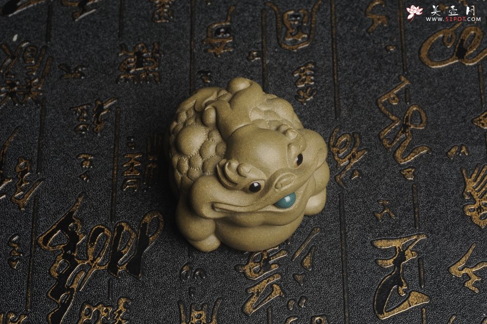 紫砂壶图片：美宠特惠 精工好料老青段招宝蟾茶宠 茶盘尤物长6cm宽5.7cm高4.6cm - 美壶网