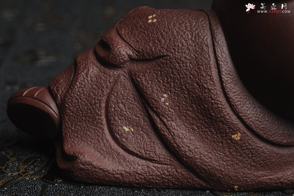 紫砂壶图片：美宠特惠 精工高枕无忧猪茶宠摆件 神态传神 茶盘尤物 长12cm高8cm - 美壶网