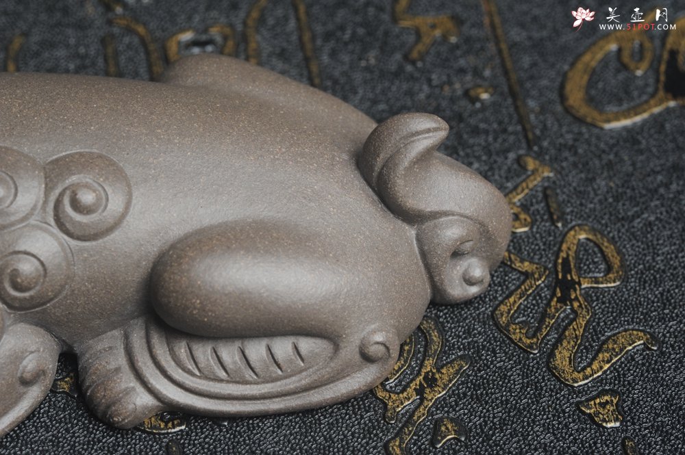 紫砂壶图片：美宠特惠 超精工老青灰泥镇纸狮子茶宠摆件 茶盘尤物长11.5cm高2.5cm - 美壶网