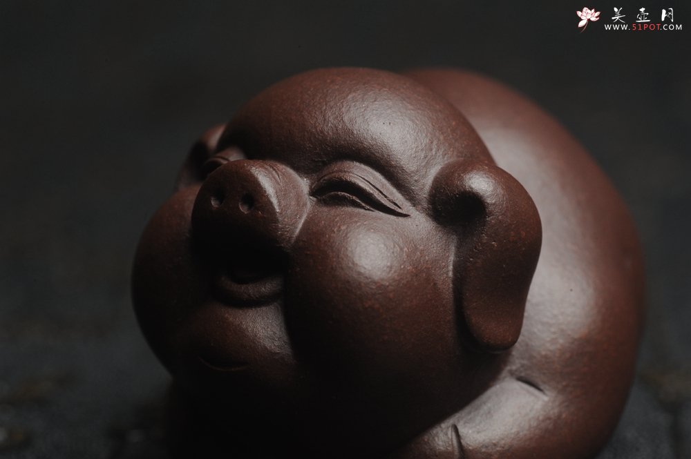 紫砂壶图片：美宠特惠 精工好料福气猪茶宠摆件 灰常可爱 长6.3cm高3.5cm - 美壶网