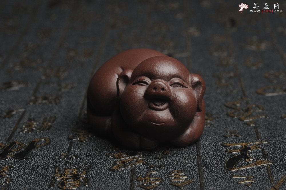 紫砂壶图片：美宠特惠 精工好料福气猪茶宠摆件 灰常可爱 长6.3cm高3.5cm - 美壶网