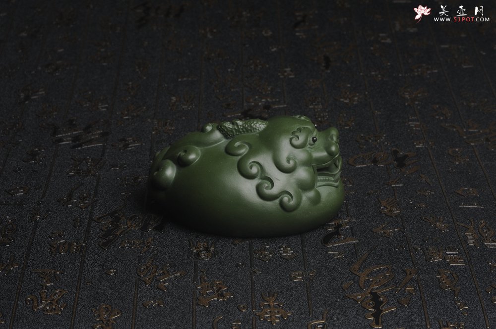 紫砂壶图片：美宠特惠 精工绿泥泥招财兽茶宠摆件 长10cm宽7cm高5cm - 美壶网