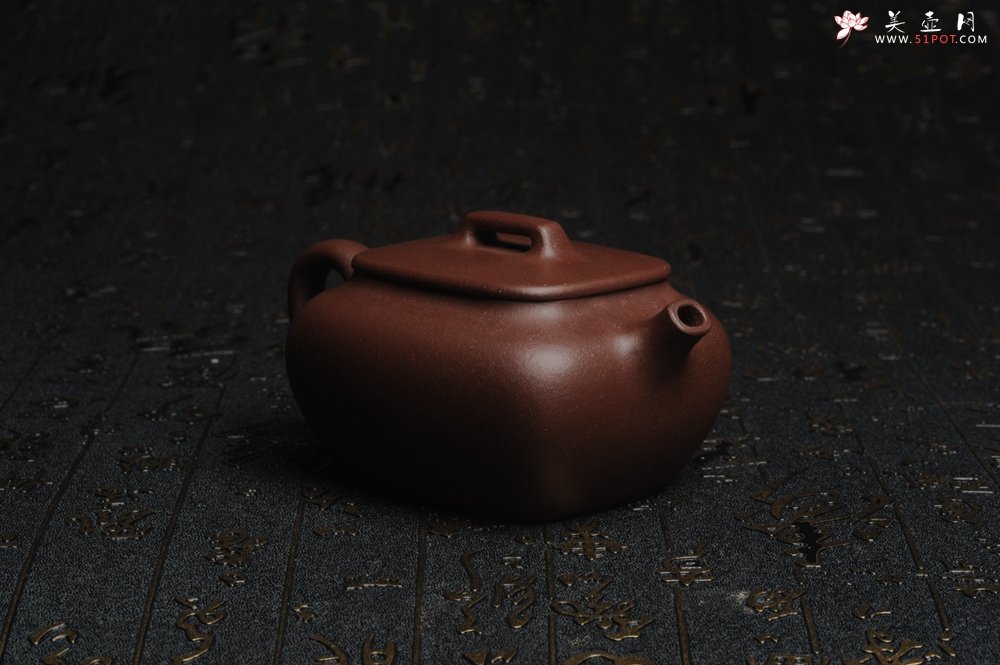 紫砂壶图片：美壶年底特惠 精工好料底曹青小四方 茶人醉爱 高档锦盒包装 - 美壶网
