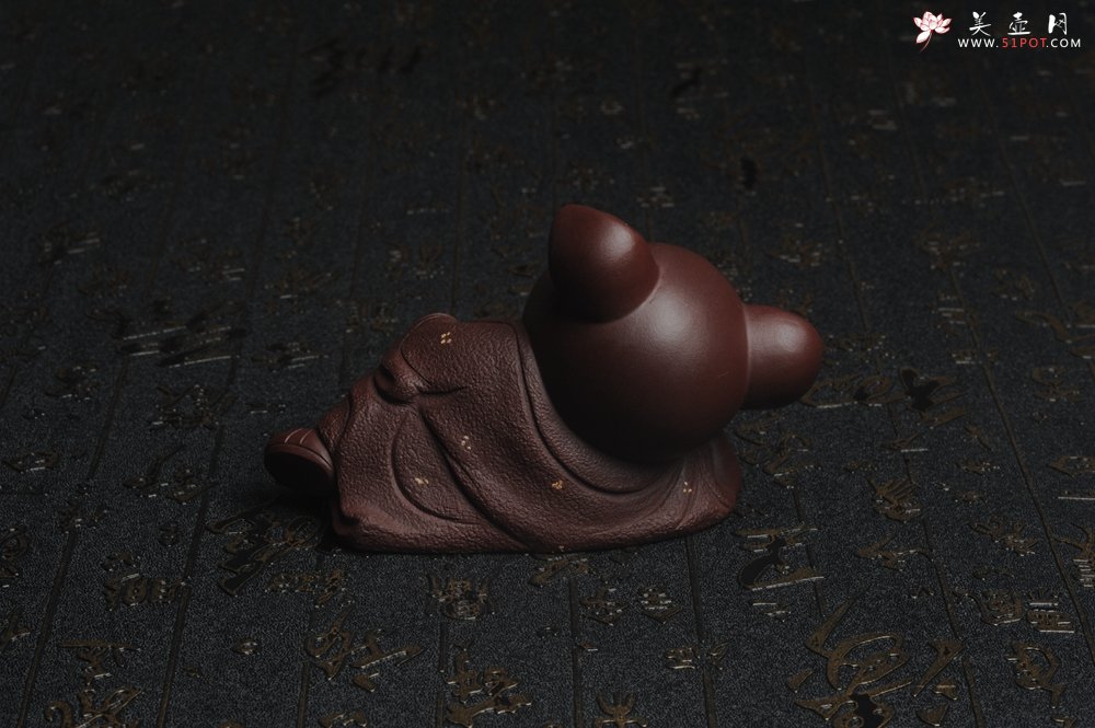 紫砂壶图片：美宠特惠 精工高枕无忧猪茶宠摆件 神态传神 茶盘尤物 长12cm高8cm - 美壶网