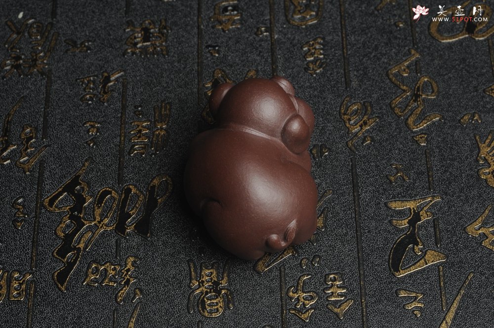 紫砂壶图片：美宠特惠 精工好料福气猪茶宠摆件 灰常可爱 长6.3cm高3.5cm - 美壶网