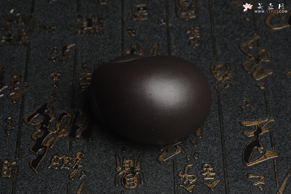 紫砂壶图片：美宠特惠 精工好料黑萌猪茶宠摆件 灰常可爱 长6.2cm高4cm - 美壶网