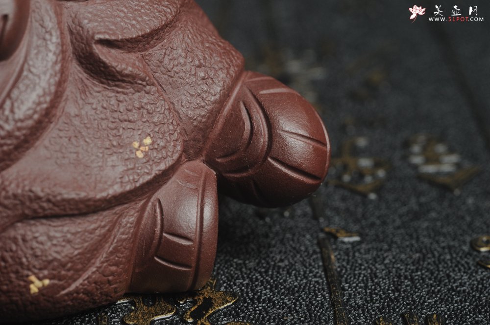 紫砂壶图片：美宠特惠 精工高枕无忧猪茶宠摆件 神态传神 茶盘尤物 长12cm高8cm - 美壶网