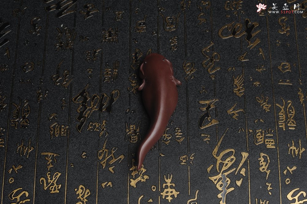紫砂壶图片：美宠特惠 年年有余鱼 神态细腻 做工灰常精致 手工茶宠摆件长：12.5cm左右，最宽度为：3.7cm - 美壶网