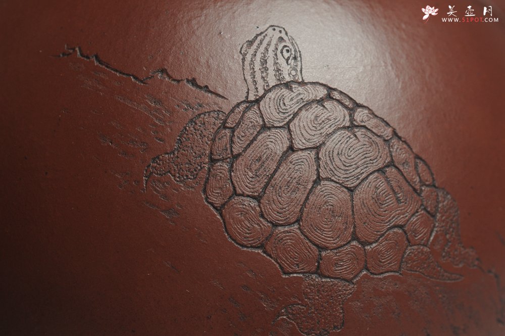 紫砂壶图片：油润黄龙山4号深井红皮龙 全手工高灯壶 清茗堂助工文气装饰龟寿图 延年益寿 - 美壶网