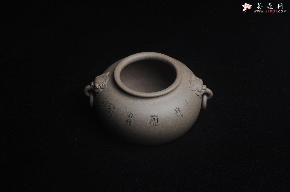 紫砂壶图片：精品特惠 老青段精品瑞兽双耳罐 茶仓 茶叶罐 水洗 烟灰缸 多用 子陶刻抚琴图 琴韵书声 - 美壶网