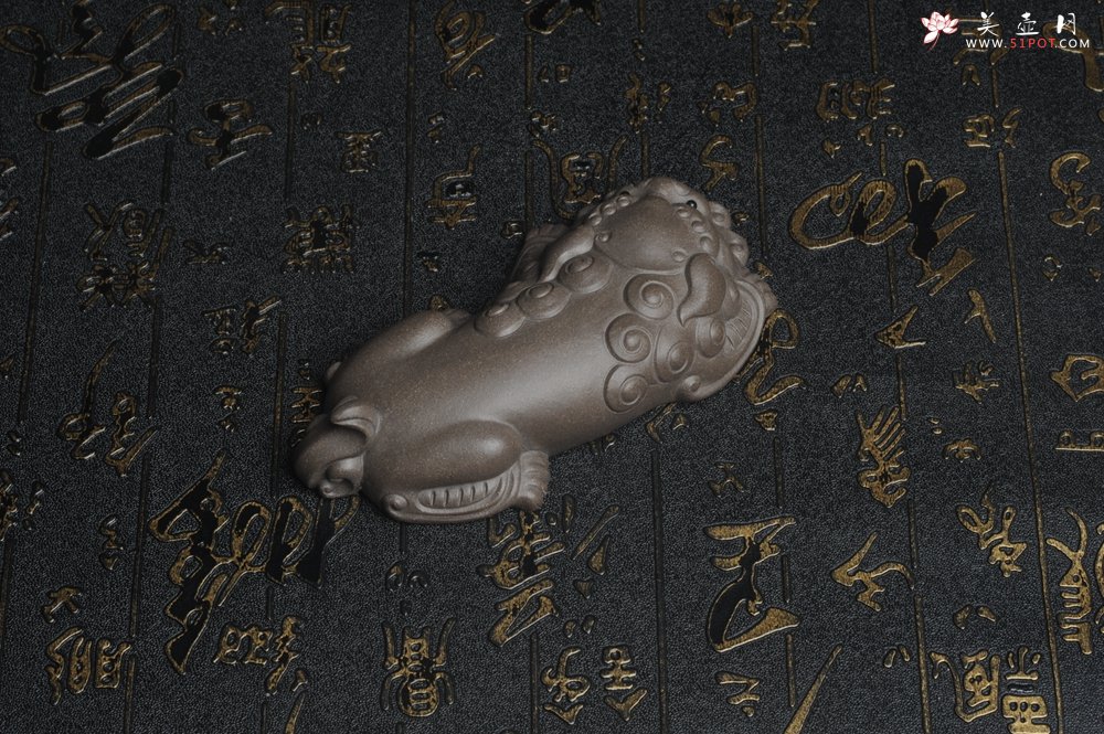 紫砂壶图片：美宠特惠 超精工老青灰泥镇纸狮子茶宠摆件 茶盘尤物长11.5cm高2.5cm - 美壶网