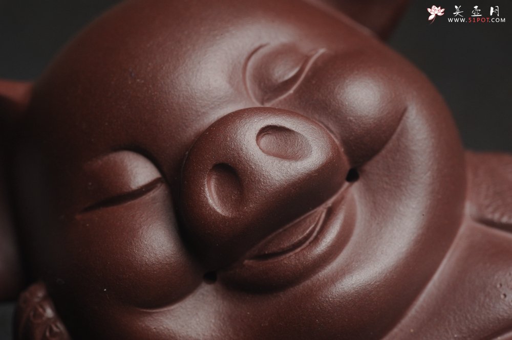 紫砂壶图片：美宠特惠 精工高枕无忧猪茶宠摆件 神态传神 茶盘尤物 长12cm高8cm - 美壶网