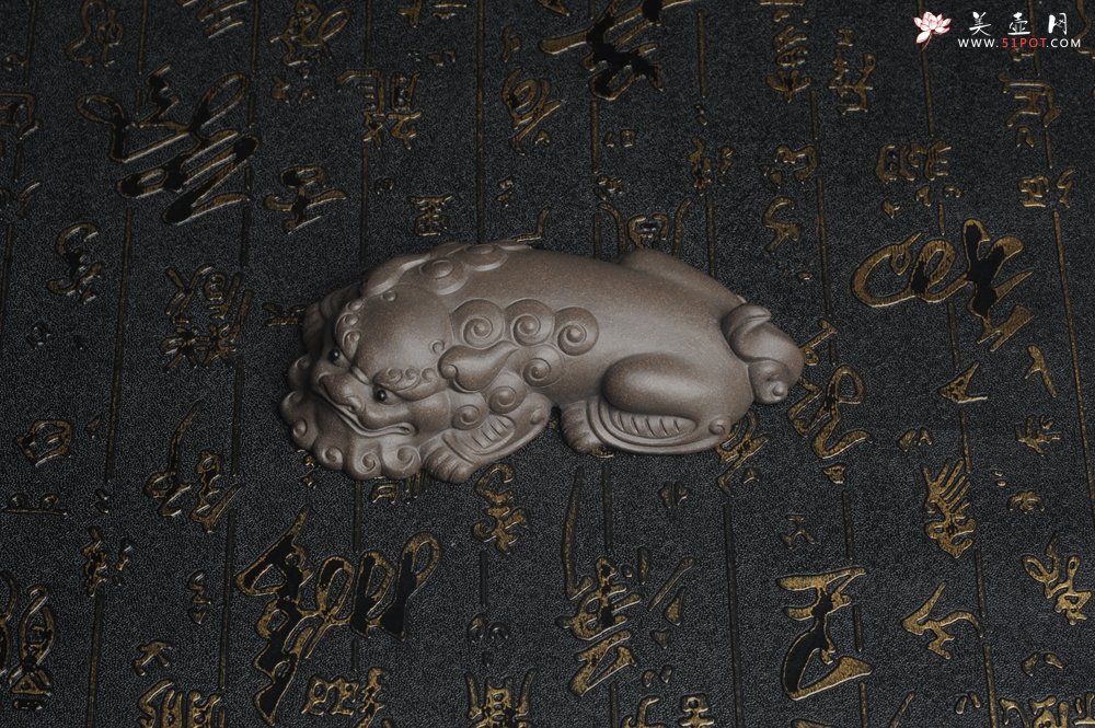 紫砂壶图片：美宠特惠 超精工老青灰泥镇纸狮子茶宠摆件 茶盘尤物长11.5cm高2.5cm - 美壶网