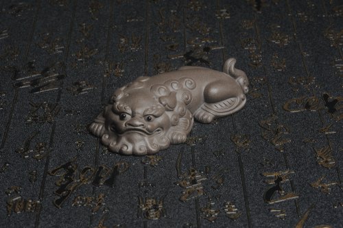 美壶定制紫砂壶 美宠特惠 超精工老青灰泥镇纸狮子茶宠摆件 茶盘尤物长11.5cm高2.5cm 