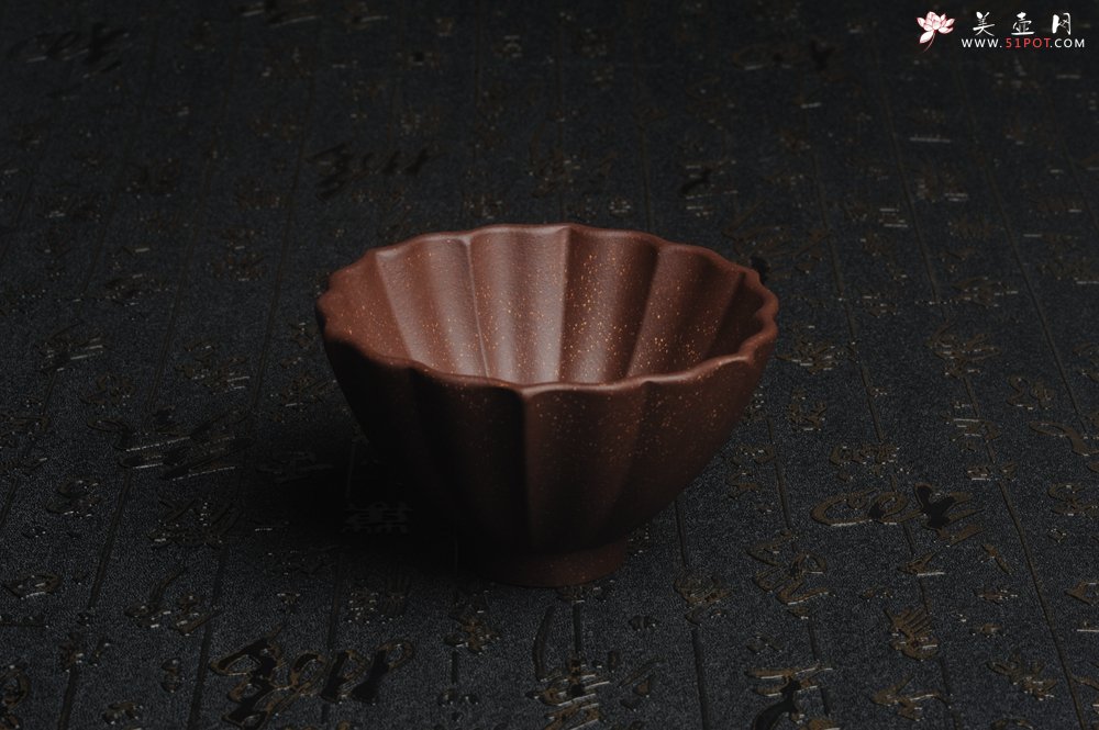 紫砂壶图片：美杯特惠 超精工厚实紫玉金砂菱花杯 - 美壶网