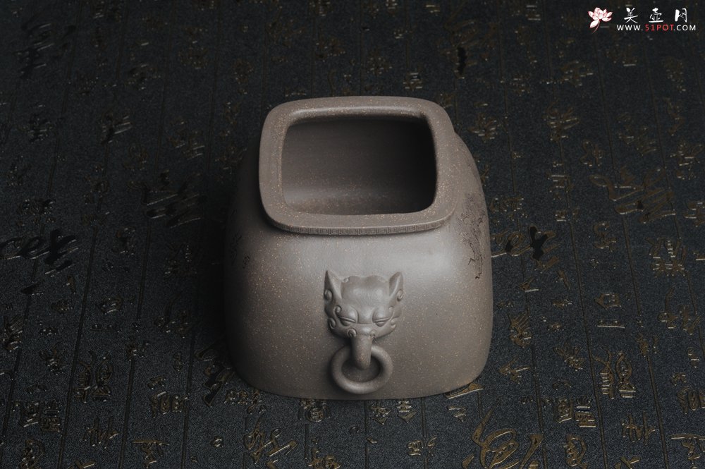 紫砂壶图片：精品特惠 助工老青段精品瑞兽双耳罐 茶仓 茶叶罐 水洗 烟灰缸 松下高士图 - 美壶网