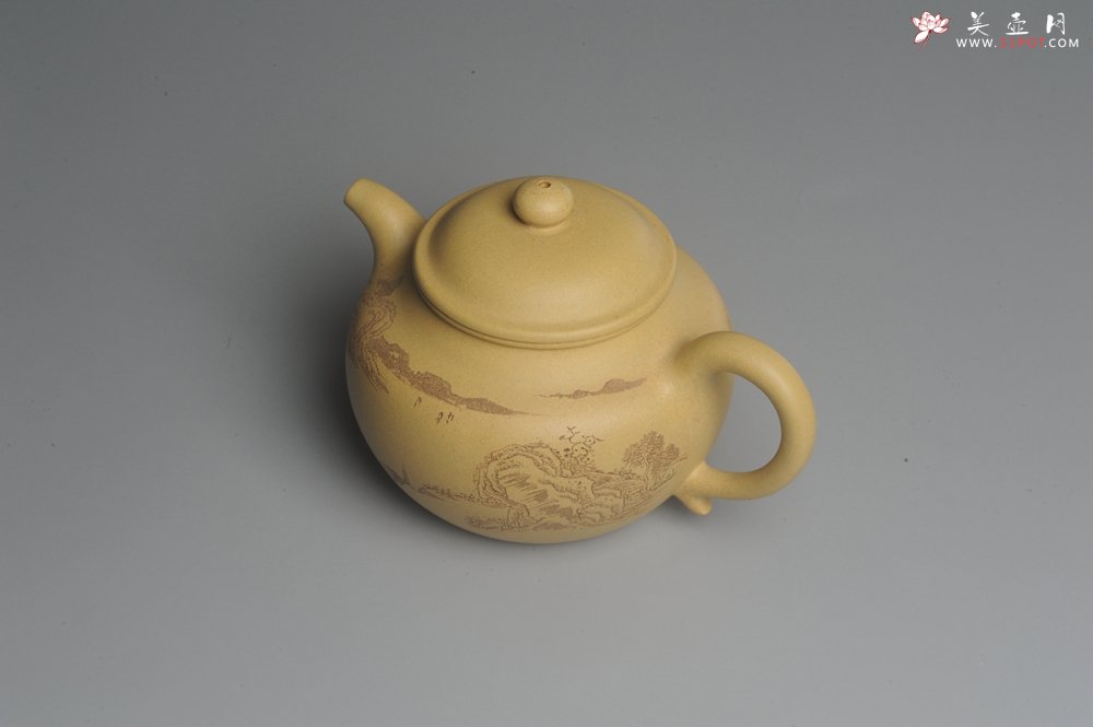 紫砂壶图片：美壶特惠 灰常好的本山段黄金段精工山水莲子壶 端庄秀雅 - 美壶网