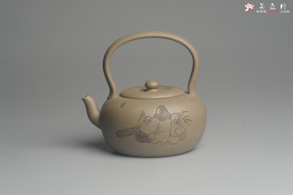 紫砂壶图片：美壶特惠 老青段 助工精工太白提梁 装饰抚琴图 文气雅致 - 美壶网