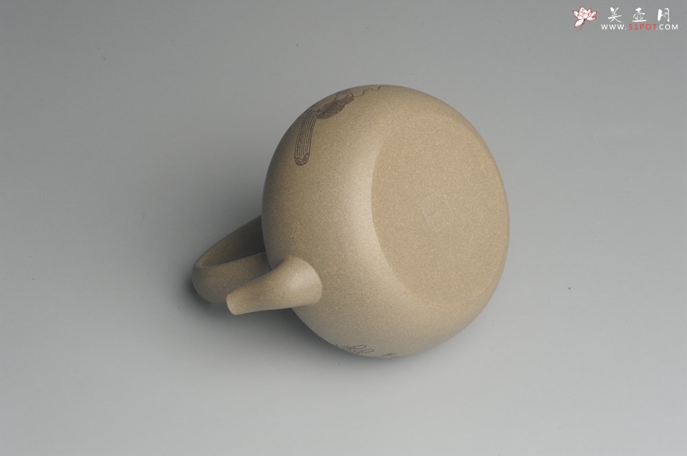 紫砂壶图片：美壶特惠 老青段 助工精工太白提梁 装饰抚琴图 文气雅致 - 美壶网