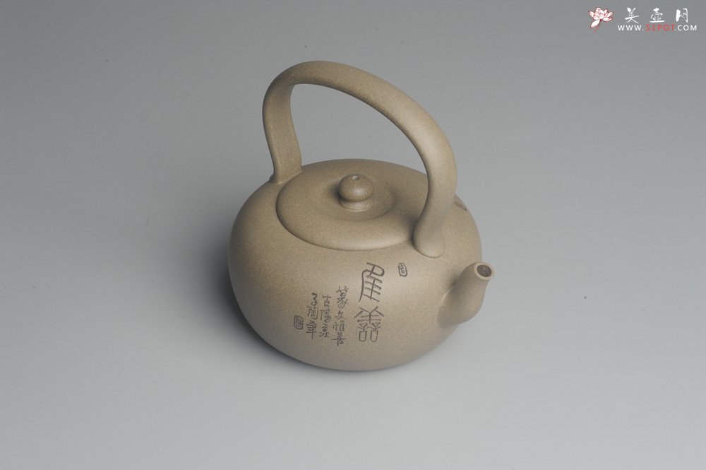 紫砂壶图片：美壶特惠 老青段 助工精工太白提梁 装饰抚琴图 文气雅致 - 美壶网