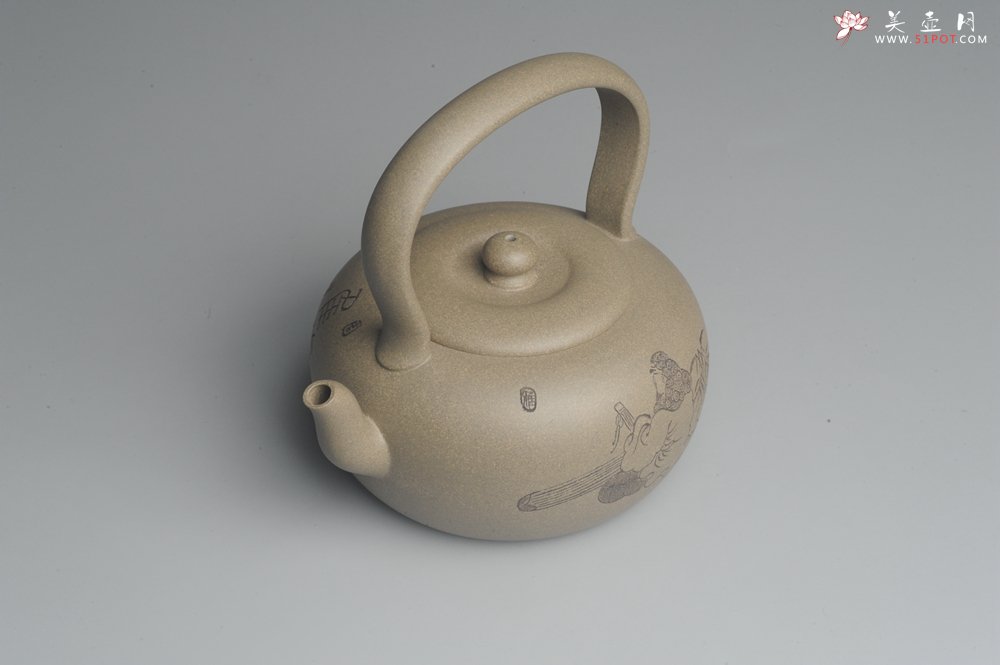 紫砂壶图片：美壶特惠 老青段 助工精工太白提梁 装饰抚琴图 文气雅致 - 美壶网