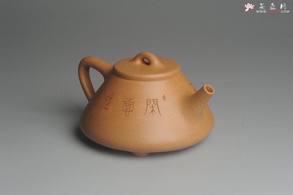 紫砂壶图片：油润老黄段泥(此泥料属于家藏老料！油润无比，识者自知！)全手工子冶石瓢 助工精心装饰松鼠 特文气 - 美壶网