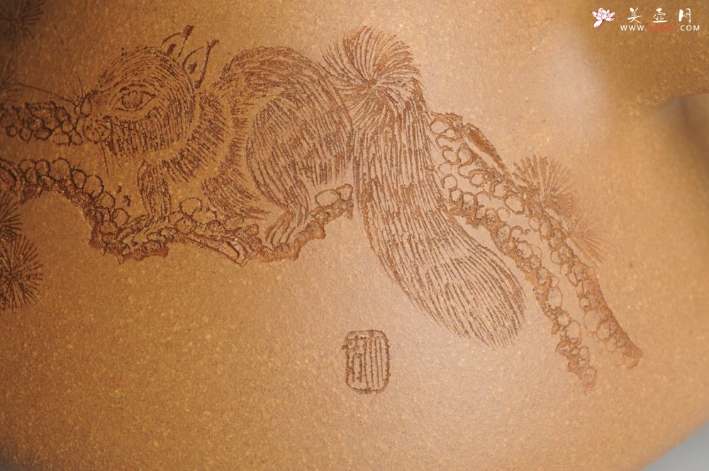 紫砂壶图片：油润老黄段泥(此泥料属于家藏老料！油润无比，识者自知！)全手工子冶石瓢 助工精心装饰松鼠 特文气 - 美壶网