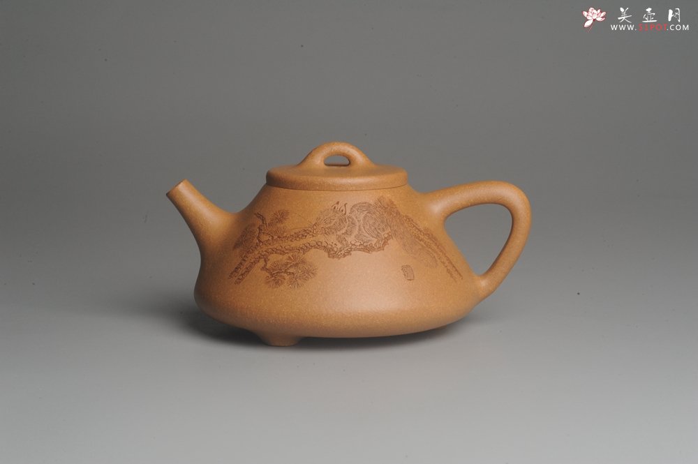 紫砂壶图片：油润老黄段泥(此泥料属于家藏老料！油润无比，识者自知！)全手工子冶石瓢 助工精心装饰松鼠 特文气 - 美壶网