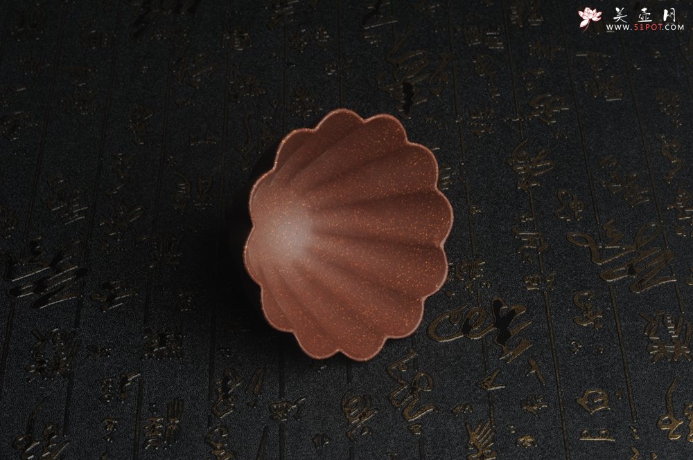 紫砂壶图片：美杯特惠 超精工厚实紫玉金砂菱花杯 主人杯 - 美壶网