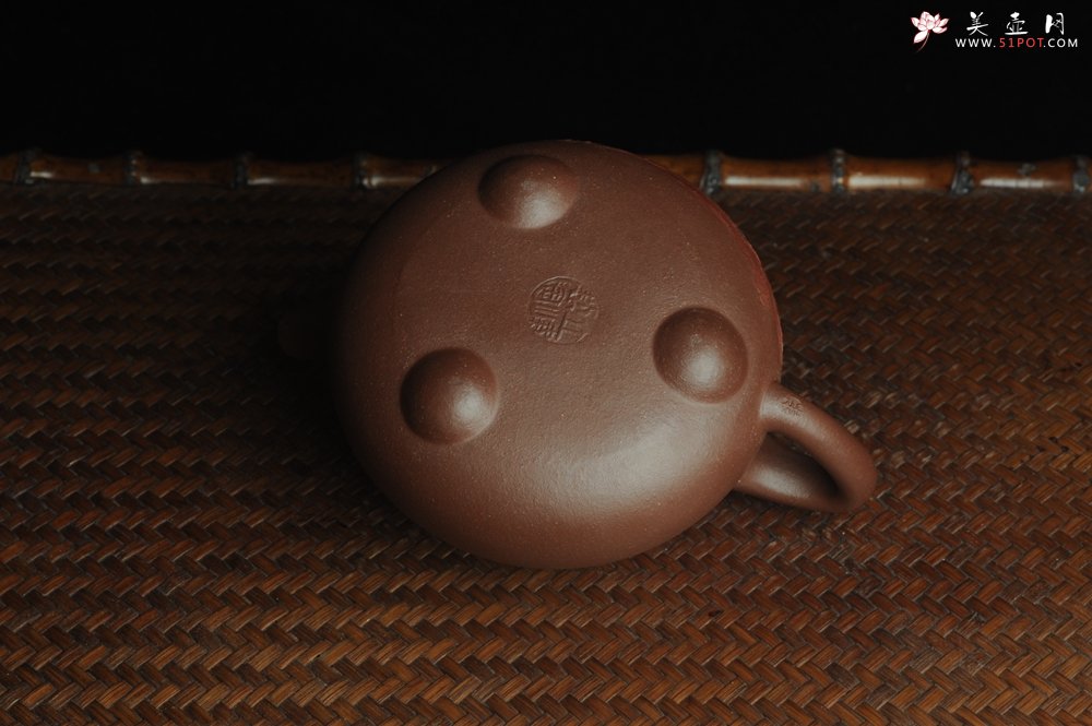 紫砂壶图片：美壶特惠 工料俱佳满瓢（景舟石瓢）泥绘山水 江清月近人 单色泥绘更显功力 - 美壶网