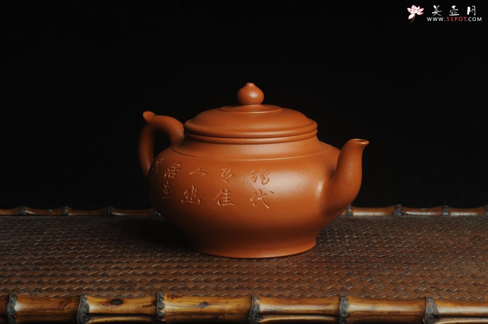 紫砂壶图片：潜力股周小培全手演绎朱泥笑樱壶 中品难度大 方健老师装饰美女图 - 美壶网