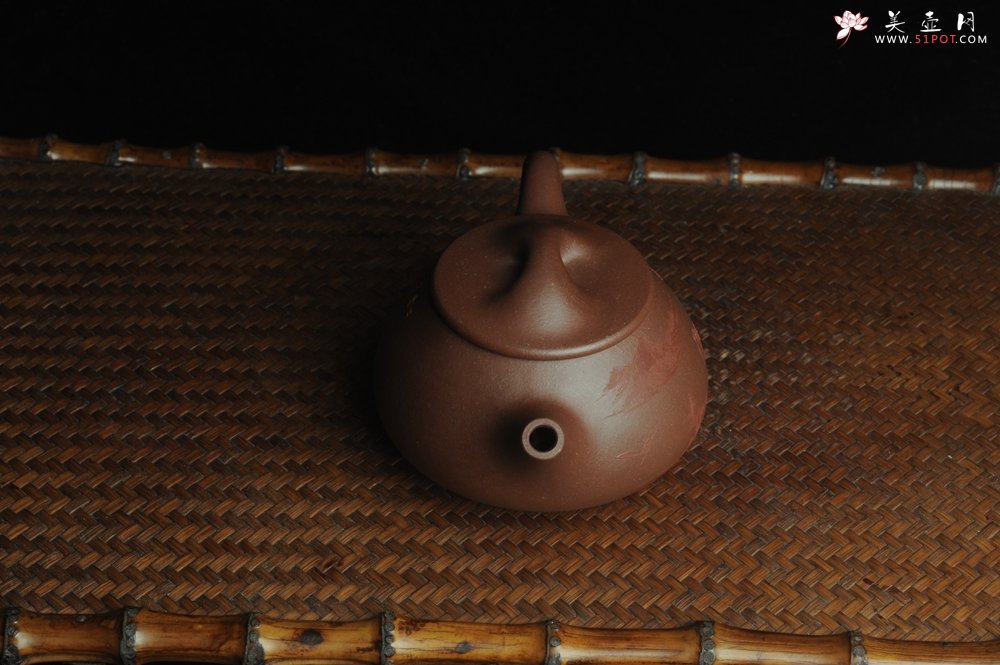 紫砂壶图片：美壶特惠 工料俱佳满瓢（景舟石瓢）泥绘山水 江清月近人 单色泥绘更显功力 - 美壶网