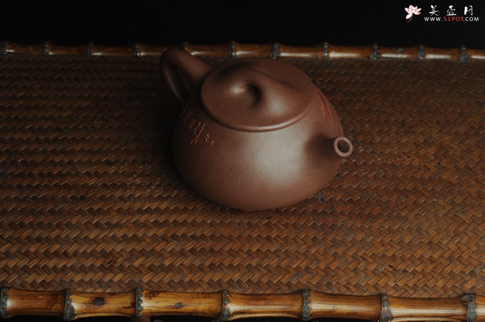 紫砂壶图片：美壶特惠 工料俱佳满瓢（景舟石瓢）泥绘山水 江清月近人 单色泥绘更显功力 - 美壶网