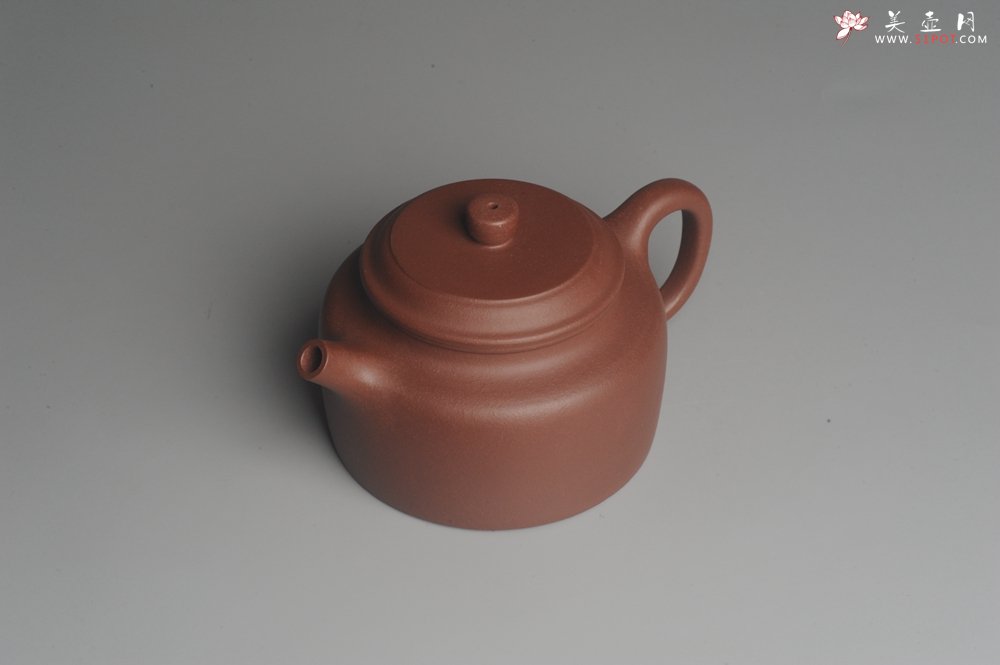 紫砂壶图片：美壶特惠 优质紫泥经典大亨德中 茶人醉爱 壶盖边有析出小米粒大铁质乃正常现象 - 美壶网