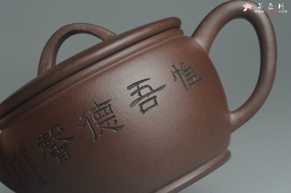 紫砂壶图片：美壶特惠  精致黑星老紫泥汉瓦 惟吾德馨 茶人醉爱 - 美壶网