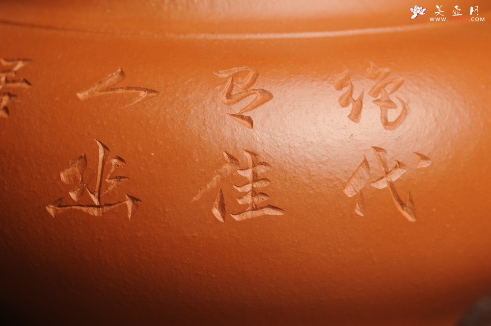 紫砂壶图片：潜力股周小培全手演绎朱泥笑樱壶 中品难度大 方健老师装饰美女图 - 美壶网