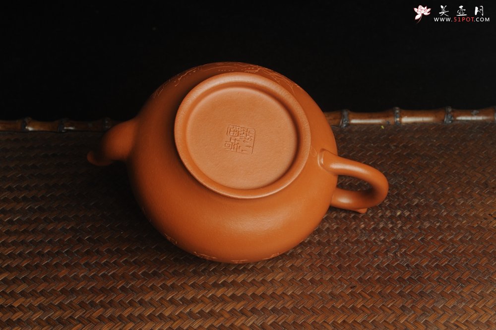 紫砂壶图片：潜力股周小培全手演绎朱泥笑樱壶 中品难度大 方健老师装饰美女图 - 美壶网