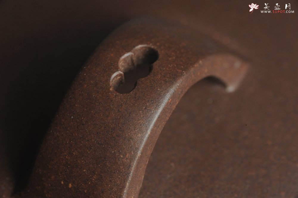 紫砂壶图片：美壶特惠  精致黑星老紫泥汉瓦 惟吾德馨 茶人醉爱 - 美壶网