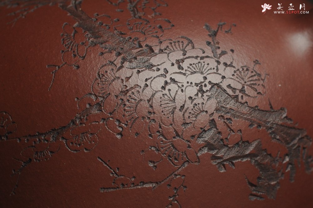 紫砂壶图片：油润底曹青 全手工半月 装饰梅花 特文气 - 美壶网