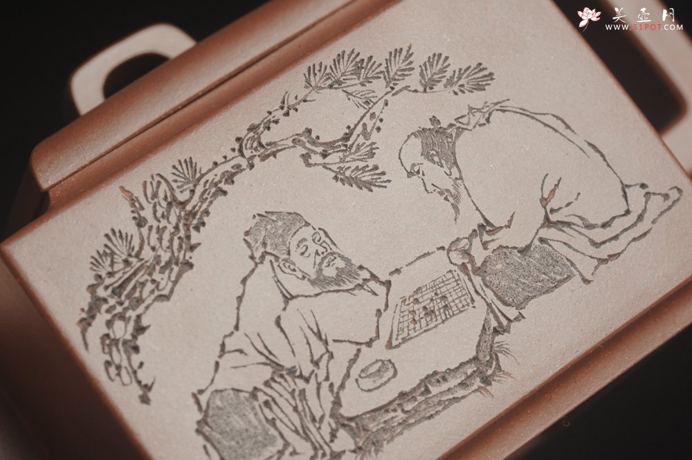 紫砂壶图片：全手工精致亚明四方壶 装饰对弈图 特文气 - 美壶网