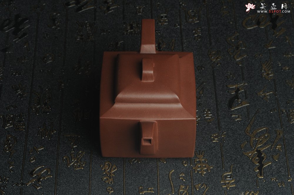 紫砂壶图片：全手工精致亚明四方壶 装饰对弈图 特文气 - 美壶网