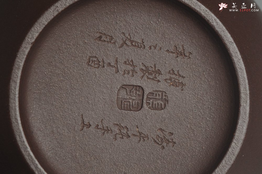 紫砂壶图片：实力派高工龚涛平摹古全手工薄胎老紫泥梨形 泥料特油润 收藏重器 - 美壶网