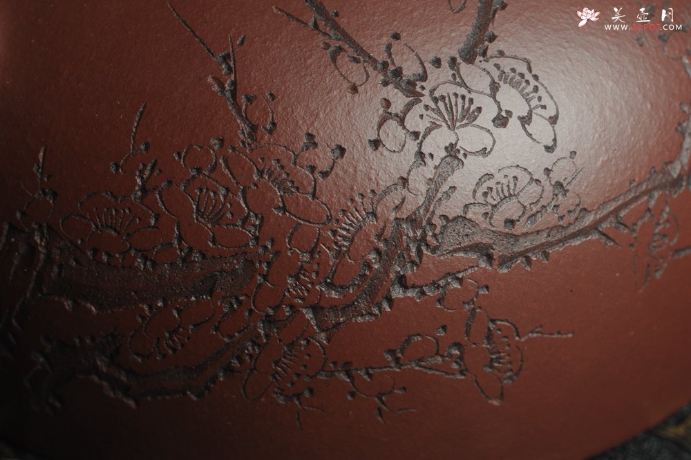 紫砂壶图片：油润底曹青 全手工半月 装饰梅花 特文气 - 美壶网