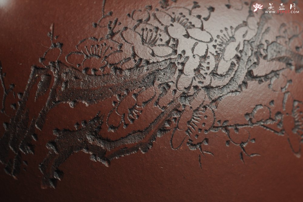 紫砂壶图片：油润底曹青 全手工半月 装饰梅花 特文气 - 美壶网