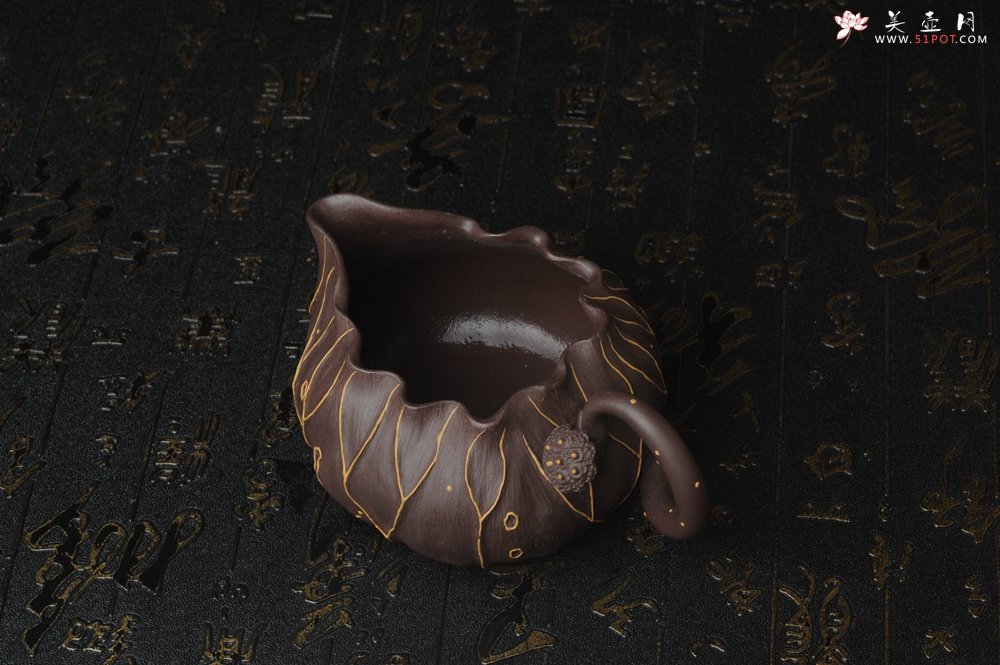 紫砂壶图片：精致特惠紫泥冰纹莲蓬公道杯 - 美壶网